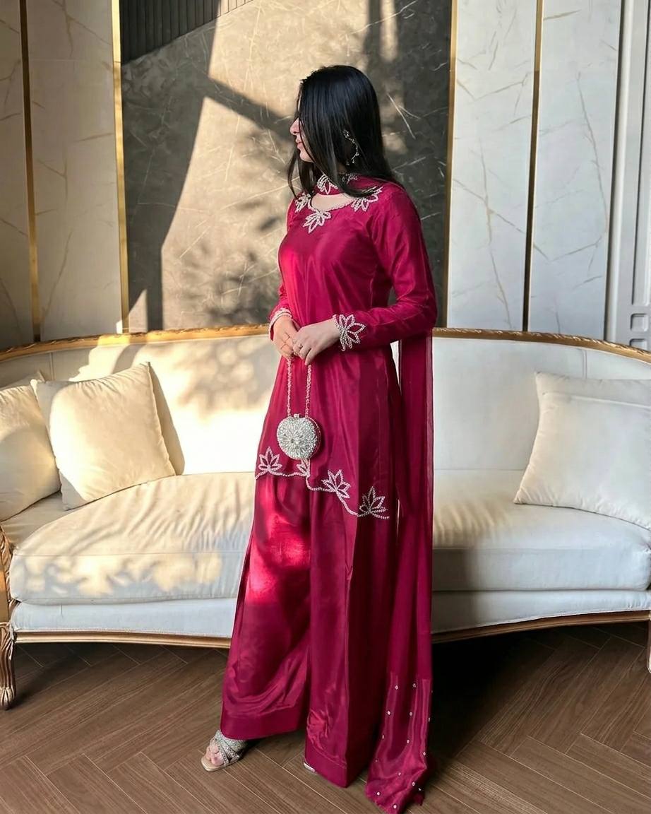 The Midnight Onyx Lotus-Embroidered Silk Set